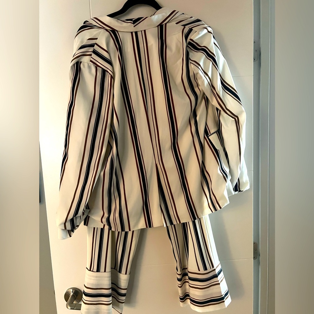 Beautiful spring/summer/fall 2 piece suit. Size medium worn only once